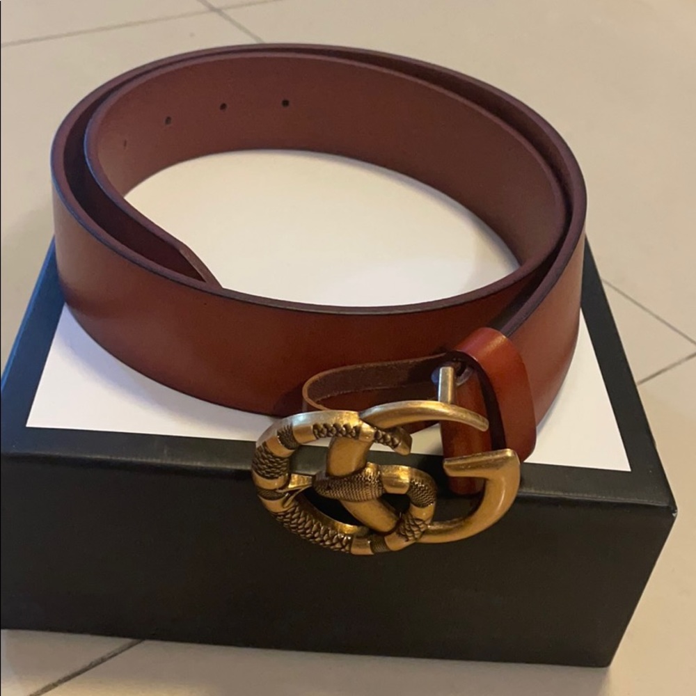 Gucci snake belt size 95 fits waist 28 inches.